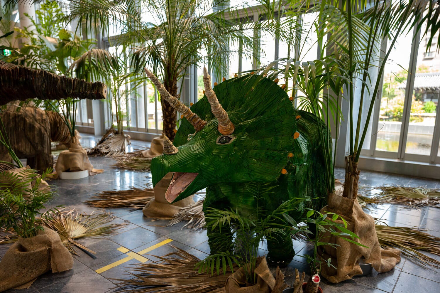 子供喜ぶフォトスポット！児島市民交流センターの夏休み恐竜らんどの画像