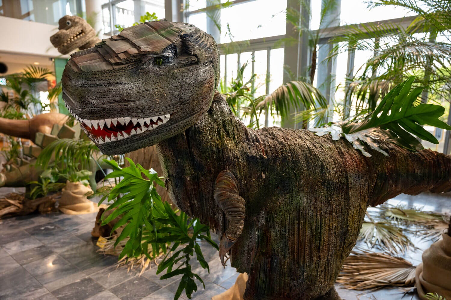 子供喜ぶフォトスポット！児島市民交流センターの夏休み恐竜らんどの画像