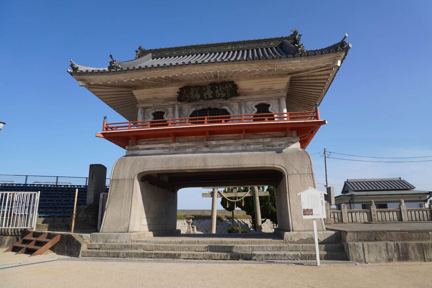 日本三大奇祭の西大寺観音院と五福を授かるレトロな町並みの画像